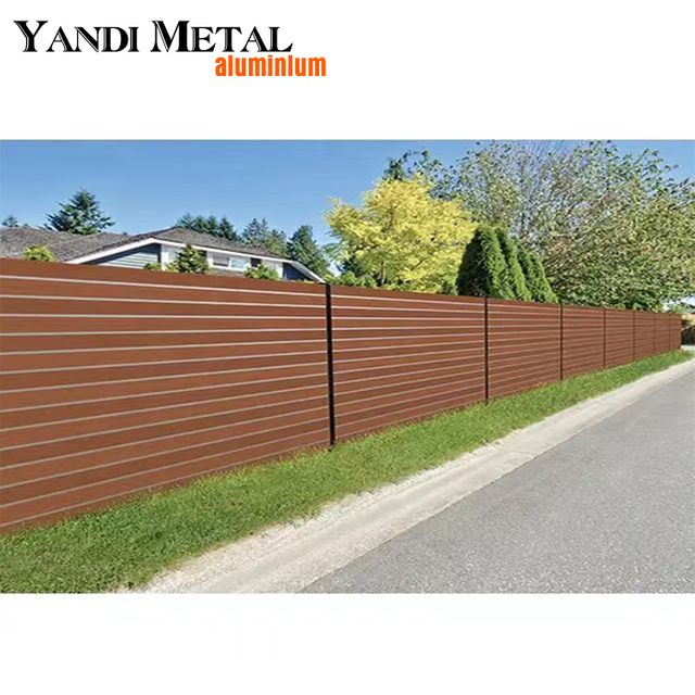 سياج حديقة الفناء المزخرف عالي الجودة شبه أو كامل الخصوصية ألواح سياج الخشب المركب Wpc