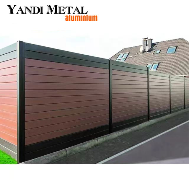 لوحة سياج حديقة Wpc من الألومنيوم الأخضر تصميم سياج مركب Wpc مقاوم للماء سياج Wpc من الألومنيوم الأسود في الهواء الطلق