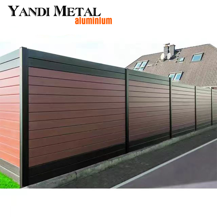 لوحة سياج حديقة Wpc من الألومنيوم الأخضر تصميم سياج مركب Wpc مقاوم للماء سياج Wpc من الألومنيوم الأسود في الهواء الطلق