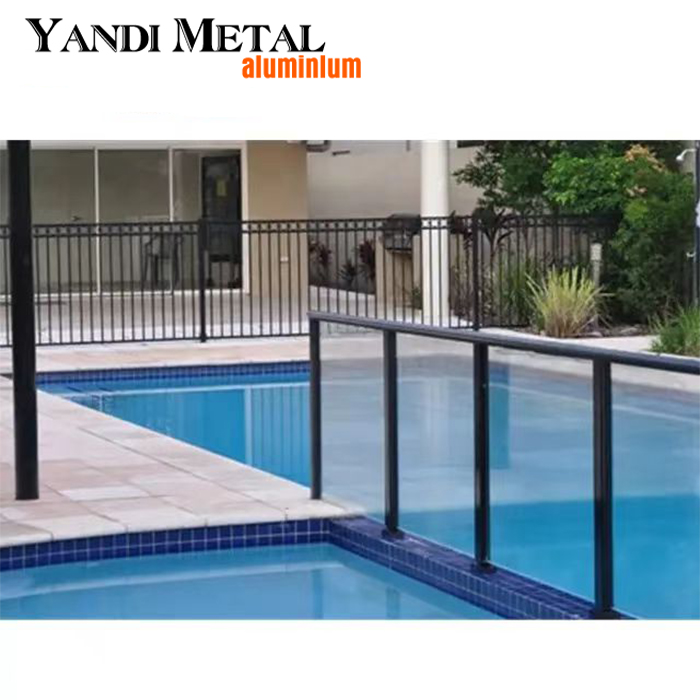 لوحة سياج من الألومنيوم سياج حمام سباحة من سبائك Yandi مطلي بمسحوق سياج معدني حديث للحديقة الخارجية
