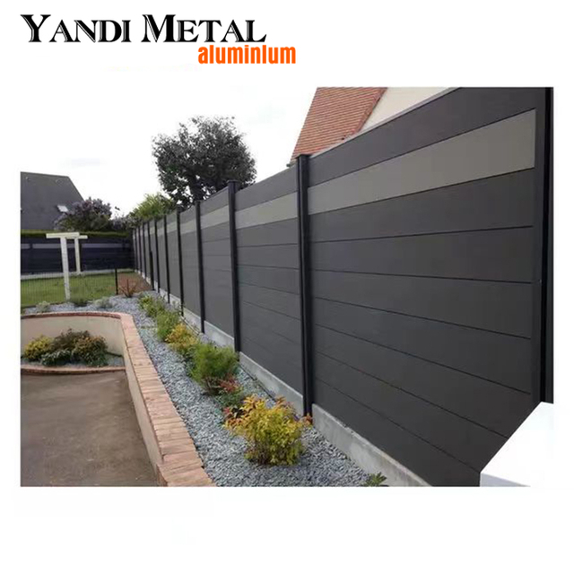 تستخدم ساحة فناء المزرعة الخارجية نظام لوحة سياج معياري للحديقة مصنوع من الخشب البلاستيكي المركب مسبق الصنع من WPC