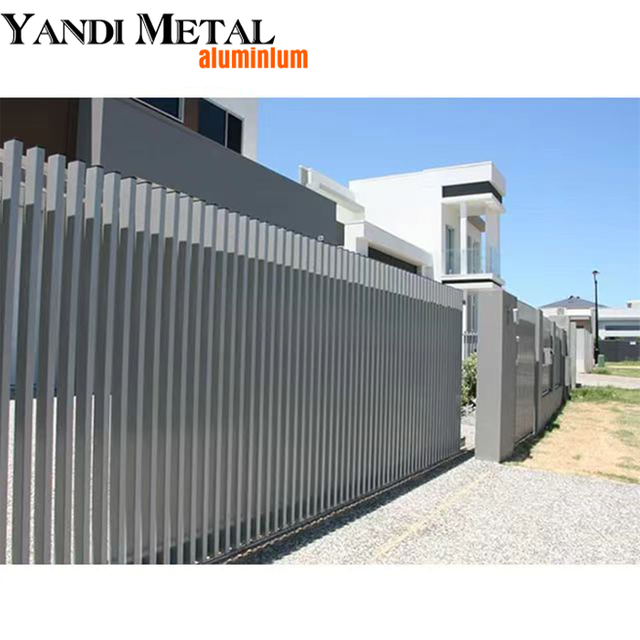 ألواح سياج الحديقة ذات الشريط المعدني الحديث لأسوار الألومنيوم المطلية بمسحوق الفناء الأمامي ذات الجودة العالية